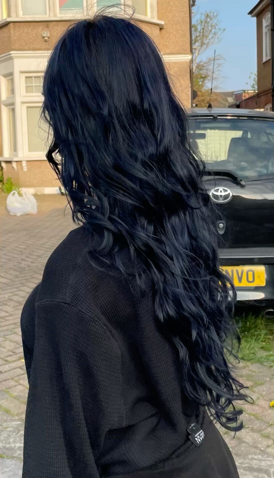 picture of girl with navy blue wavy hair